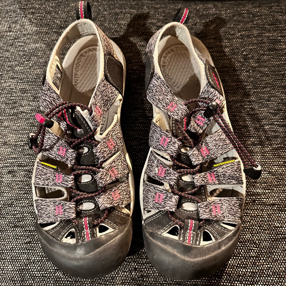 Women’s keen sandals size 9 - Pink, gray, & black
